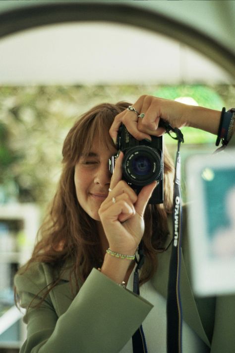 Film Camera Pose Ideas, Film Mirror Selfie, Film Inspo Aesthetic, Film Camera Mirror Selfie, Mirror Camera Selfie, Woman Photographer Aesthetic, Film Photographer Aesthetic, Film Inspired Photoshoot, Mirror Selfie With Camera