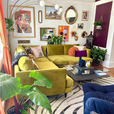 Colorful Eclectic Living Room, Green Sofa Living, Colorful Eclectic, Flat Decor, Green Couch, Eclectic Living, Dream Apartment Decor, Future Apartment Decor, Colourful Living Room