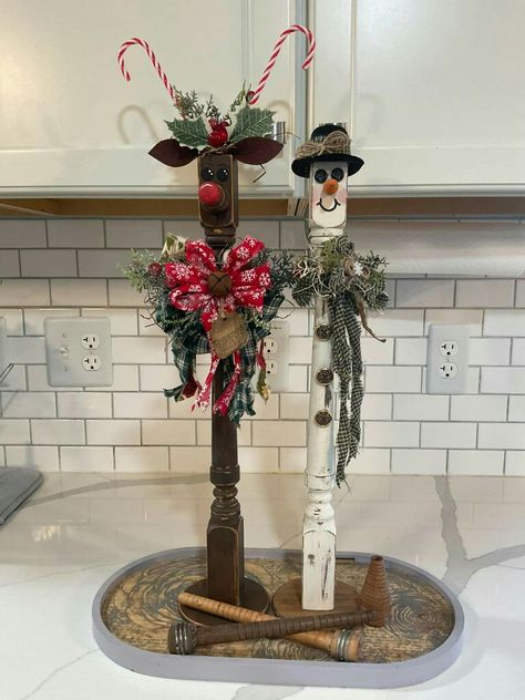 Crafts Made From Wooden Spindles, Spindle Snowmen How To Make, Spindles Repurposed Diy, Old Spindles Repurposed, Christmas Crafts With Spindles, Crafts With Spindles, Christmas Spindle Ideas, Spindle Crafts Christmas, Wood Spindle Crafts