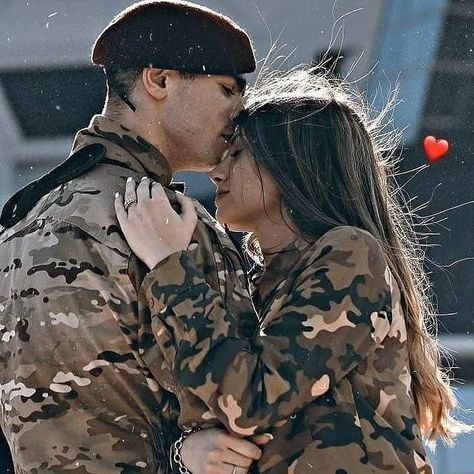 Army Couple Photography, Army Love Photography, Army Couple Pictures, Military Aesthetic, Military Couples, Army Couple, Romantic Couples Photography, Army Women, Military Love