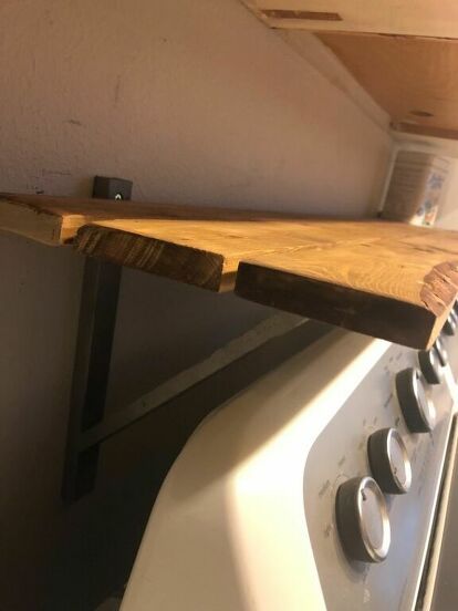 I have been trying to figure out what I wanted to put behind my washer and dryer in my laundry room redo. Since I needed a catchall shelf for my children’s forgotten items or grandchildren’s forgotten items a shelf seem like the best way to go. While out shopping in the local thrift store I found some brackets but they were wood so I went to work to make a little rustic shelf for my laundry room . It was bare behind washer and dryer and items often fell behind. I had picked up these wo… Upcycling, Shelf Above Washer And Dryer Ideas, Laundry Room Redo, Diy Bookshelf Kids, Laundry Shelves, Hidden Laundry, Room Storage Diy, Shelf Diy, Room Tips