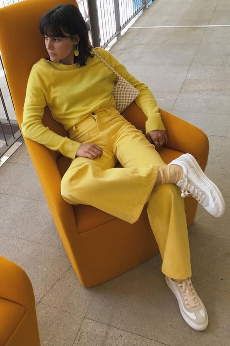 monochromatic outfit Lemon Pants, Museum Outfit, Bright Sweater, Yellow Tees, Yellow Blazer, Spanish Fashion, Vintage Trends, Yellow Outfit, Yellow Sweater