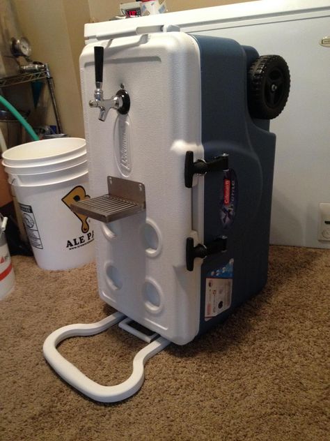 Corny Cooler Portable Kegerator | HomeBrewTalk.com - Beer, Wine, Mead, & Cider Brewing Discussion Community. Portable Kegerator, Kegerator Ideas, Beer Keg Ideas, Kegerator Bar, Diy Cooler, Freezer Packs, Coffee With Alcohol, Beer Fridge, Liquor Dispenser