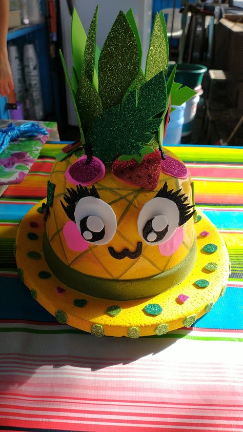 Hago lindas manualidades. Por qué me hace felíz. Silly Hats, Funky Hats, Herbs For Health, Birthday Cake, Herbs, Fruit, My Style, Hats, Birthday