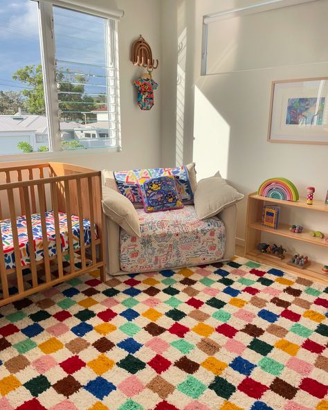 How to set up a colourful nursery that is Montessori and Steiner approved 🌈🌈🌈 🌈 Have a play shelf that your bub can access 🌈 Rotate the toys on the shelf rather than having everything out at once 🌈 Invest in wooden toys that last a lifetime, provide open-ended play opportunities and allow the child to do the work. We ♥️ @honeybeetoys @grimmswoodentoys 🌈 Choose a theme that will grow with your child so you don’t need to constantly replace and redecorate 🌈 Pack the room up together by sing... Fun Colorful Nursery, Primary Colors Nursery, Colorful Baby Boy Nursery, Baby Nursery Colorful, Colourful Baby Room, Bebe Bedroom, Whimsical Nursery Ideas, Colourful Nursery Ideas, Baby Room Colorful