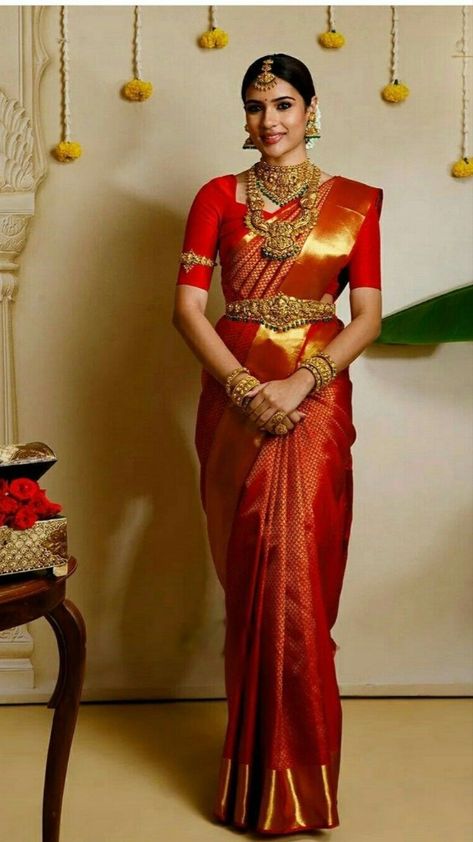 Beautiful South Indian Bride Look Unique Wedding Saree, South Indian Bridal Look, Indian Bridal Look, Red Saree Wedding, Kerala Wedding Saree, South Indian Bride Saree, South Indian Wedding Saree, Bride Saree, Bridal Sarees South Indian