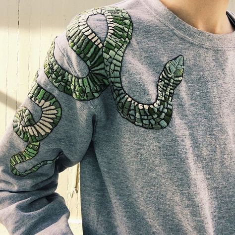 Grey sweatshirt w/snake🐍 Tessa Perlow, Sweat Gris, Pola Sulam, Learn Embroidery, Shirt Embroidery, Embroidered Clothes, Diy Couture, Hand Embroidery Patterns, Embroidery Inspiration