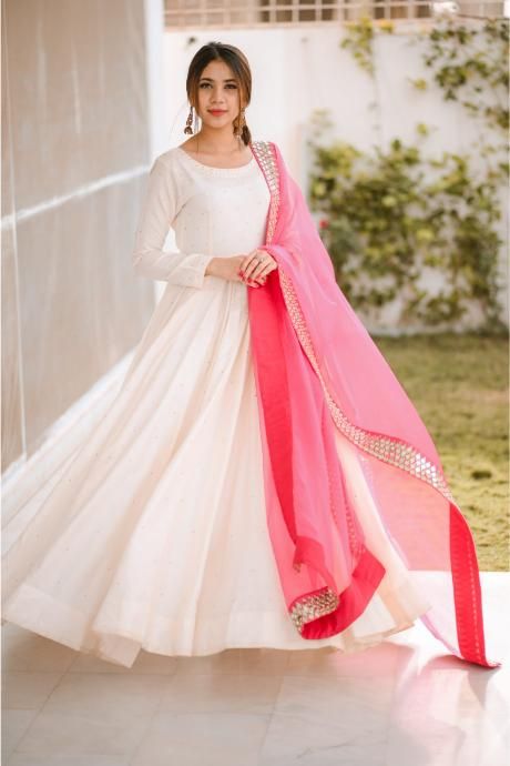 Branded SareeGOWN DESCRIPTION Gown Fabric :Pure Silk / Georgette / Net / Mul Mul /Banglory... White Net Anarkali Dress, White Gown Indian, White Anarkali Dress, White Anarkali Suits, Organza Frocks, White Frock, White Anarkali, Gown Designs, Long Frock Designs