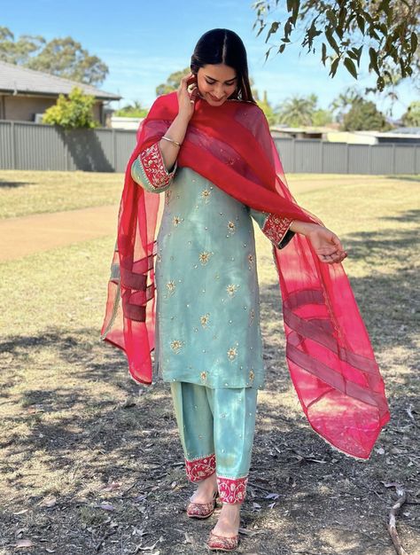 Long Sleeve Punjabi Suit, Party Wear Suits Punjabi, Poses In Punjabi Suit, Simple Suit Designs Punjabi, Engagement Suits Women, Simple Punjabi Suits, Punjabi Kurta, College Student Needs, Designer Suits For Wedding