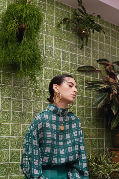 Mexican magic: channelling Frida Kahlo's revolutionary style Mexican Fashion Modern, Mexican Outfits For Women, Mexican Clothing Style, Mexican Magic, Mexico Fashion, Frida Kahlo Style, Chicana Style, Mexican Fashion, Mexican Outfit