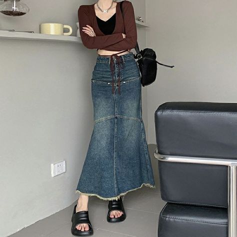 Long Demin Skirt Outfit Casual, Demin Skirt Outfit, Cultural Wear, Skirt Outfits Aesthetic, Outfit Hacks, Jean Skirt Outfits, Long Jean Skirt, Simple Style Outfits, Sleek Chic