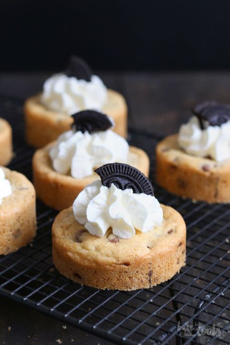 (Mini) Chocolate Chip Oreo Cookie Cakes | Bake to the roots Mini Cookie Cakes, Mini Cookie Cake, Oreo Cookie Cake, Oreo Stuffed Chocolate Chip Cookies, Cookie Cakes, Oreo Recipes, Cookie Tins, Oreo Cookie, Mini Cookies