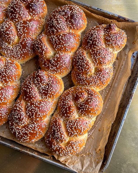 Shabbat Bread, School Sandwich, Bread For Sandwiches, Challah Rolls, Festive Bread, Cheese Panini, Shabbat Table, Bread Toppings, Braided Bread