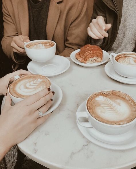 Friends Coffee, Coffee Day, Cappuccino Machine, Coffee Breakfast, Italian Coffee, Coffee Photography, Photography Aesthetic, Aesthetic Coffee, Drinking Coffee