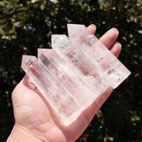 Channeling Energy, Crystal Healer, Reiki Chakra, Types Of Crystals, Clear Quartz Point, Crystal Tower, Healing Meditation, White Crystals, Spiritual Development