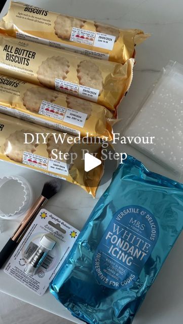 Abroad Wedding Favour Ideas, Wedding Biscuit Favours, Wedding Favours Biscuits, Diy Wedding Cookies, Wedding Party Favours Ideas, Cookie Favours Wedding, Creative Wedding Favours, Wedding Biscuits Ideas, Wedding Cookie Favours