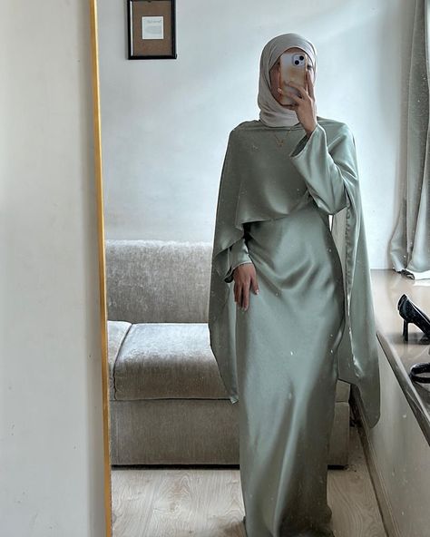 This pin is all about hijabi outfits, Hijabi fashion. Here Muslim girls get their inspiration to recreate hijabi fits and wear modest outfits. We also have hijabi streetwear and Hijabi outfits casual. Hijabi Prom Dresses 2024, Hijabi Night Out Outfit, Modest Hijabi Outfits Classy, Hijabi Party Dress, Hijab Evening Dress Classy, Hijabi Dinner Outfit, Casual Hijabi Outfits, Hijabi Wedding Guest Outfit, Hijabi Graduation Outfits