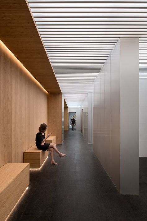 schmidt hammer lassen transforms shopping mall into creative urban complex in beijing Corridor Design, Modern Office Interiors, Hospital Interior, Lobby Interior, Healthcare Design, Lobby Design, Clinic Design, Workplace Design, Commercial Interior Design