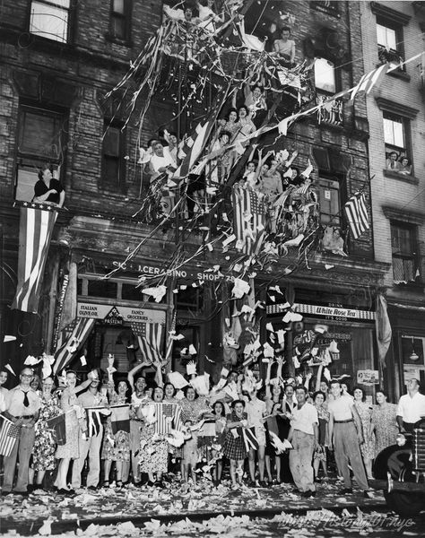 Residents of New York’s “Little Italy” in front of 76 Mulberry Street greet the news of Japan’s acceptance of Allied surrender with waving flags and streams of paper confetti. Censored Photo, Victory In Europe Day, Black And White People, Emotional Photos, Black And White City, Time Life, Little Italy, City Photography, Historical Photos