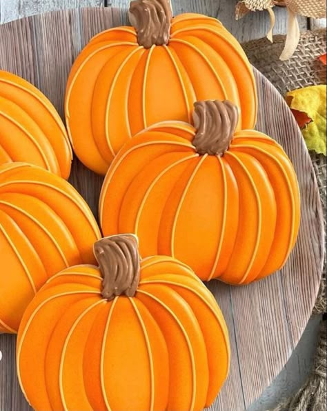 Pink Pumpkin Cookies Decorated, Mum Cookies Decorated, Royal Icing Pumpkins, Fall Baking Decorating, Pumpkin Cookie Designs, Sugar Cookie Pumpkin Decorating, Fall Cookie Ideas Decorated, Pumpkin Sugar Cookies Royal Icing, Fall Decorated Cookie Sets