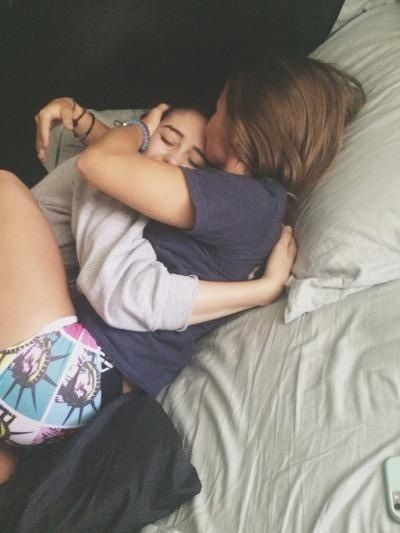 Cuddle Pictures, Bff Travel, I Need A Girlfriend, Sisters Goals, Girls Cuddling, Bff Photography, Want A Girlfriend, Girlfriend Goals, Photo Couple