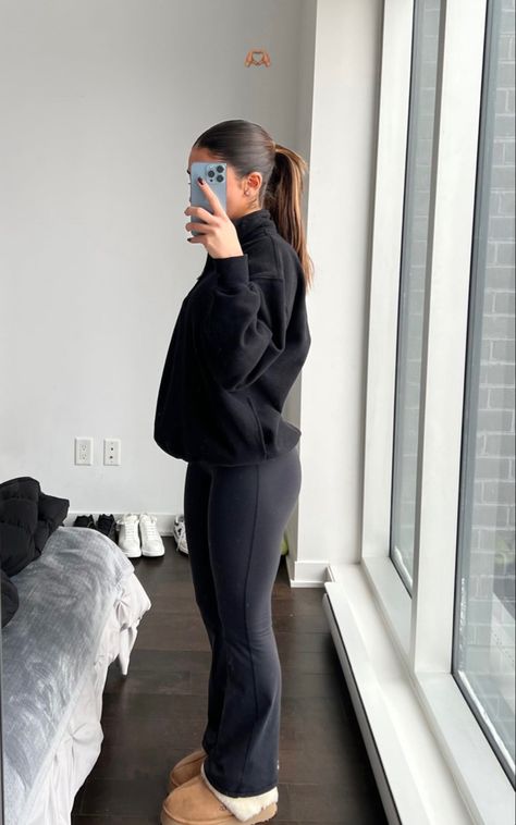 winter outfits for girls casual comfy cute black Emily Kiser Outfits, Forest Green Hat Outfit, Comfy Fall College Outfits, Lazy Autumn Outfit, Sweatshirt And Tights Outfit, Girlie Winter Outfits, Fall Outfits 2023 College, Workout Fits Leggings, Dress With Huaraches Outfit