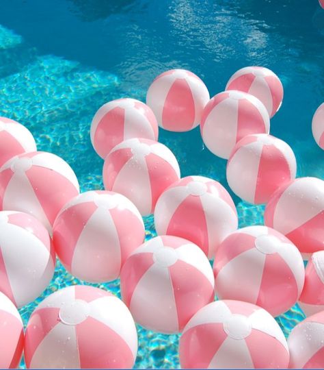 ✧♛ 𝐮𝐰𝐮𝐥𝐞𝐥𝐞 ♚✧ Barbie Bachelorette Pool Party, Ibiza Pool Party Decor, Vintage Pool Party Aesthetic, Bachelorette Pool Decorations, Pink Pool Decor, Pool Party Inspiration, Beach Ball Aesthetic, Tropical Pink Aesthetic, Barbie Floaties