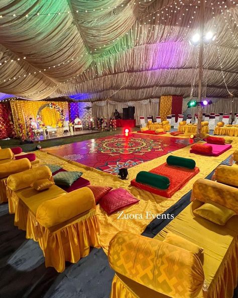 Zuora Events on Instagram: “Dancing the night away at the simple yet elegantly styled mehndi event . . Concept & styling @zuora_events . . DM for orders/ queries or…” Mayo Stage Decoration, Mehndi Venue Decorations, Night Haldi Decoration, Mehendi Event Decor, Mehndi Sangeet Decoration, Henna Event Decor, Mehndi Function Decoration Ideas, Mehndi Decor Simple, Mehndi Event Ideas