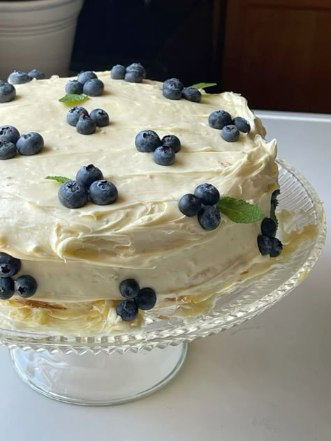 Lemon Blueberry Cake Aesthetic, Lemon And Blueberry Cake Decoration, Pretty Cakes Simple, White Cake With Blueberries, Homemade Birthday Cake For Boyfriend, Blueberry Cake Aesthetic, Homemade Birthday Cake Decorating, Pastel Yellow Cake, Blueberry Cake Decoration