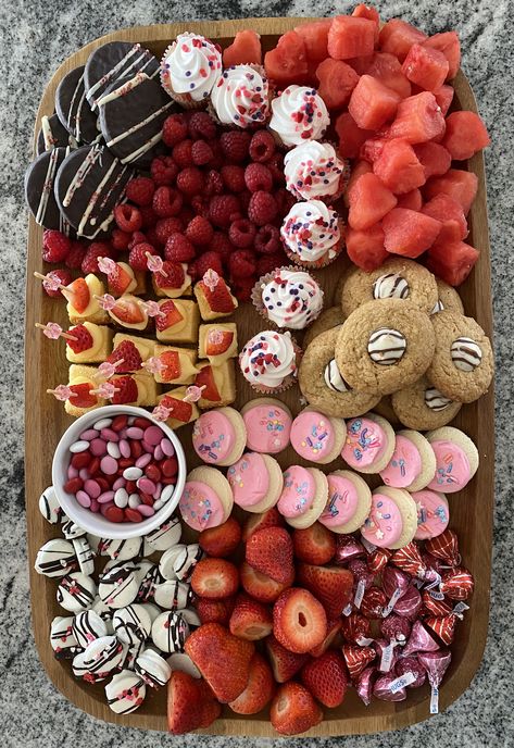 Party Food Charcuterie Board, Valentines Food Platters, Deserts Charcuterie Board, Sweet Food Platters, Sweets And Fruit Platter, Treat Charcuterie Board, Charcuterie Sweet Board, Sweet Charcuterie Boards, Charcuterie Board Themes Dessert