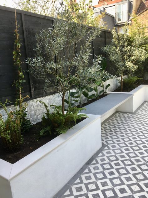 Paint it White - white rendered walls and white fencing Garden Bed Landscaping Ideas, Small Garden Landscape, Small Courtyard Gardens, Courtyard Gardens Design, Back Garden Design, Patio Garden Design, Modern Garden Design, Walled Garden, Side Garden