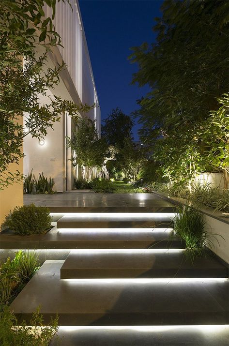 Creek Architecture, Modern Landscape Lighting, Moderne Have, Landscape Stairs, Home Designs Exterior, Garden Border, Exterior Stairs, Outdoor Stairs, Modern Garden Design