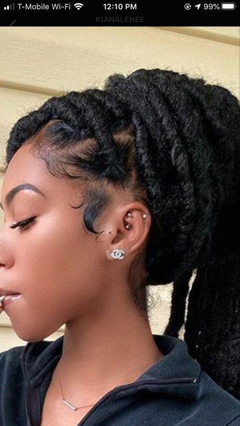 love pirex Ear Piercings On Black Women, Baddie Ear Piercings, Piercings On Black Women, Bar Piercing, Piercing Inspo, Pretty Ear Piercings, Cool Ear Piercings, Piercings For Girls, Faux Locs Hairstyles