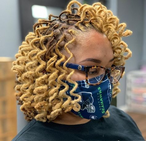 Locks Hairstyle, Dreadlocks Hairstyle, Locks Hairstyles, Small Dreads, Thick Dreads, Timeless Hairstyles, Short Dreadlocks Styles, Dreads Styles For Women, Short Dreads