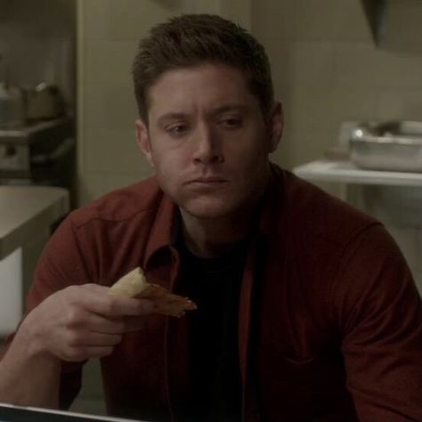 Jensen Ackles Funny, Happy Dean Winchester, Dean Winchester Funny Face, Dean Winchester Eating, Dean Winchester Smiling, Dean Winchester Screaming, Spn Memes, Supernatural Dean Winchester, Supernatural Pictures