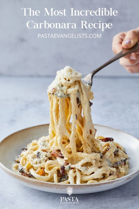 Carbonara Pasta Authentic Italian, Gourmet Pasta Recipes, Pasta Evangelists, Authentic Carbonara, Carbonara Recept, Dinner Sunday, Pasta Board, Season Recipes, Pasta Carbonara Recipe