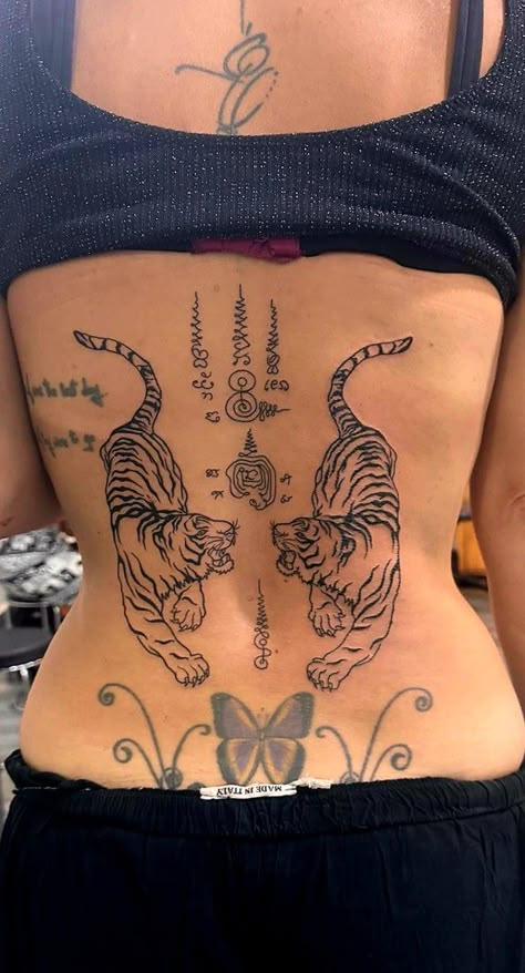 Traditionnel Tattoo Feline Back Tattoo, Back Tattoo Women Spiritual, Back Patch Work Tattoo Women, Big Cat Back Tattoo, Twin Tiger Tattoo Back, Tiger On Back Tattoo, Two Tigers Back Tattoo, Pieces Back Tattoo, Tiger Tattoo Back Woman