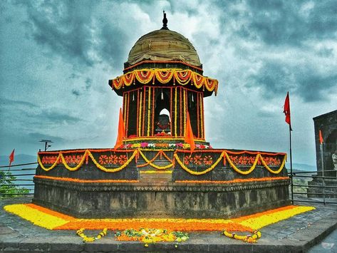 Hindu Cosmos : Photo The Samadhi of Raje Shiv Chhatrapati, Fort Raigad Shivaji Maharaj Samadhi, Shivneri Fort Hd Images, Raigad Fort Hd, Raigad Fort, Hindu Cosmos, Raw Pictures, Shivaji Maharaj Hd Wallpaper, Optical Flares, Ns 200