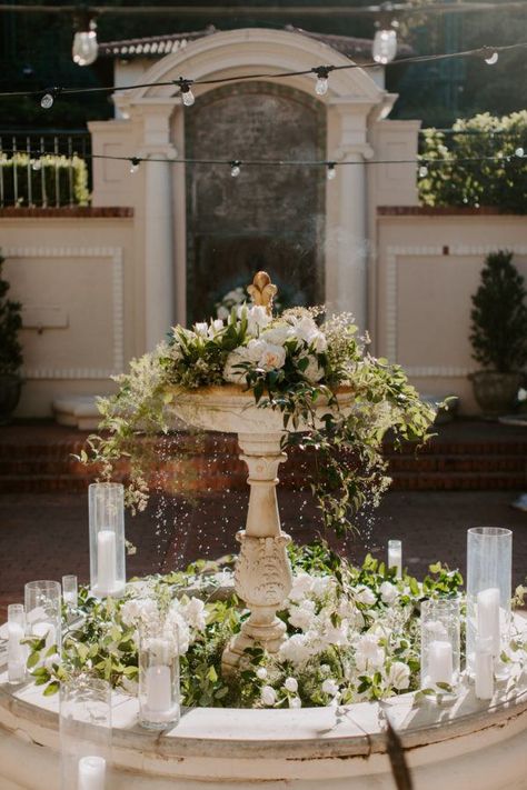 Wedding Courtyard Decorations, Fountain Decoration Ideas Wedding, Modern Garden Wedding Reception, Elegant Wedding Arch Outdoor, Elegant European Wedding, White Parasol Wedding, Italian Courtyard Wedding, Villa Montalvo Wedding, Colonial Wedding Decor