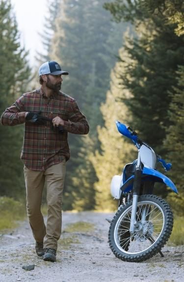 Flannel Outdoor Outfit, Adventure Men Style, Rugged Look For Men, Rugged Men Outfits, Manly Men Rugged, Country Look Men, Men Camping Outfits, Mens Outfits Flannel, Hiker Outfits Men