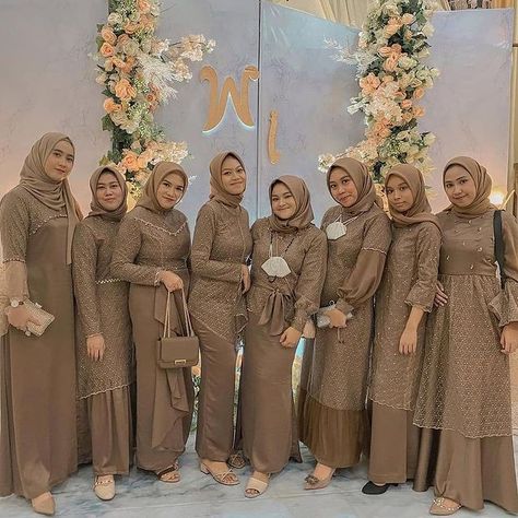 Baju kondangan/jahit Person di Instagram "Hai kami Dress maker ya Shalihat,bisa membuat gaun apapun untuk semua kebutuhan kamu dan keluarga bekerja sama dengan Jahitan butik…" Kebaya Bridesmaid Modern, Dress Brokat Modern Bridesmaid, Baju Bridesmaid Muslim, Kebaya Modern Hijab Bridesmaid, Baju Bridesmaid Modern Hijab, Baju Bridesmaid Hijab, Hijab Bridesmaid, Dress Brokat Modern, Kebaya Modern Dress