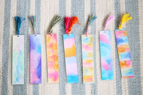 easy diy bookmarks via @thehandmadehome Diy Kids Bookmarks, Diy Bookmarks Easy, Easy Diy Bookmarks, Bookmarks Diy Kids, Bookmarks Paper, Handicraft Ideas, Homemade Bookmarks, Bookmarks Diy, Handmade Bookmarks Diy