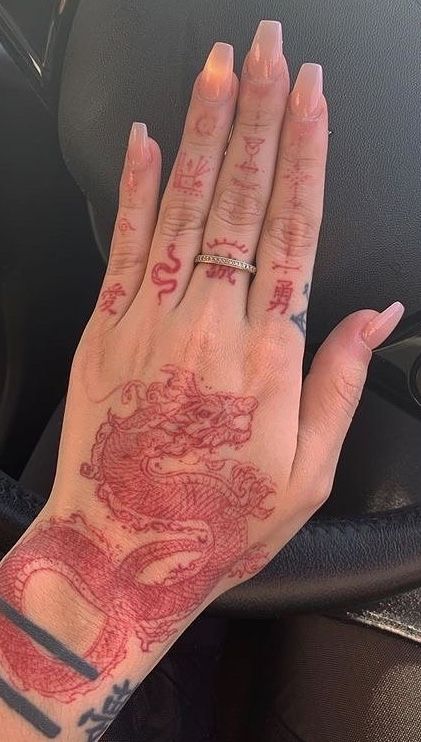 Dragon Hand Tattoo, Tiger Hand Tattoo, Dragon Tattoo Ideas, Tattoos Simple, Cute Hand Tattoos, Hand And Finger Tattoos, Pretty Hand Tattoos, Petite Tattoos, Tattoos For Black Skin