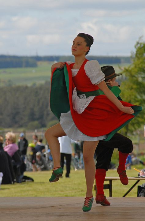 Highland Dance Outfits, Irish Dancer Photography, Irish Dance Competition, Windy Skirts, Scottish Country Dancing, Irish Jig, Scottish Highland Dance, Highland Dancing, Irish Dance Memes Funny