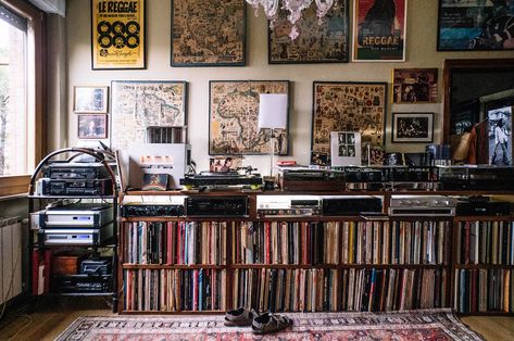 Record Collection Living Room, Vinyl Collection Room, Record Set Up, Listening Room Ideas, Vinyl Collection Aesthetic, Record Corner, Vinyl Record Room, Home Music Rooms, Vinyl Room