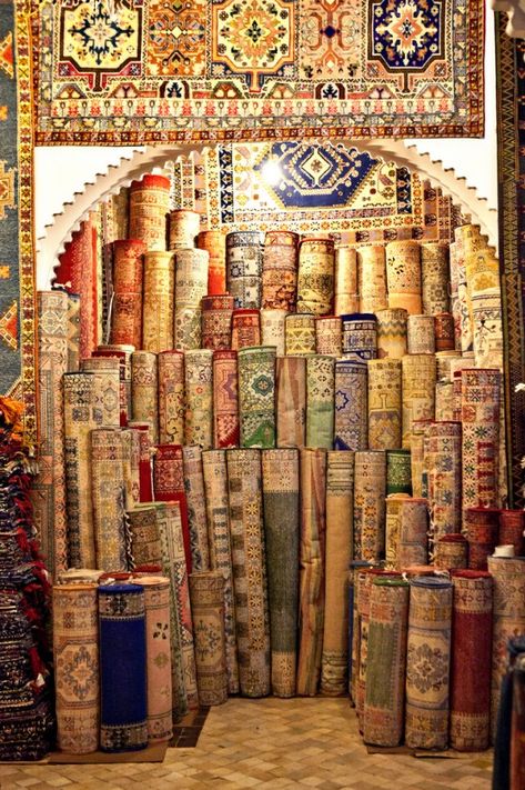 Dekorasi Maroko, Morocco Travel, Magic Carpet, Moroccan Decor, Arabian Nights, Patterned Carpet, Moroccan Style, Carpet Runner, Persian Carpet