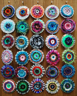 Recycle CDs by wrapping yarn around them and then have the kids weave with various styles, colors of yarn.  Think I'm going to get some more yarn! Diy With Kids, Recycled Cds, Finger Weaving, Art Quilting, Cd Crafts, Weaving Tutorial, A Wonderful Life, Middle Schoolers, Weaving Projects