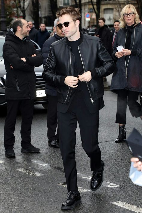 Men Outfit All Black, Paris Street Fashion Men, Paris Men Outfit, Robert Pattinson Outfits, All Black Suit Men, Robert Pattinson Style, All Black Outfit Men, All Black Wardrobe, Robert Pattinson Dior