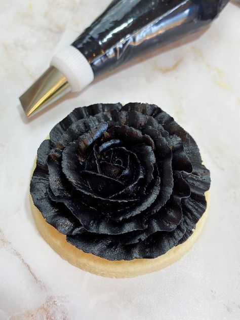 Delicious Vanilla Flavored Black Buttercream Frosting Black Buttercream Frosting, Crusting Buttercream Recipe, Black Buttercream, Frosting Ideas, Black Frosting, Icing Recipes, Yummy Deserts, Black Cake, Sugar Cookie Icing