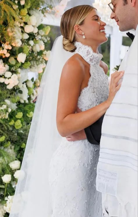 Sofia Richie Bride, Slick Bridal Bun With Veil, Slick Back Bun With Veil, Wedding Dress Hair Up, Classic Wedding Bun Hairstyles, Sophie Richie Hair Wedding, Bridal Hairstyles For High Neck Dresses, Sofia Richie Wedding Hair Bun, Sophie Richie Wedding Hair